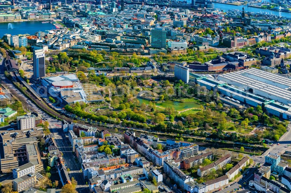 Hamburg from the bird's eye view: Park of Planten un Blomen with the Parksee and rose garden in Hamburg, Deutschland