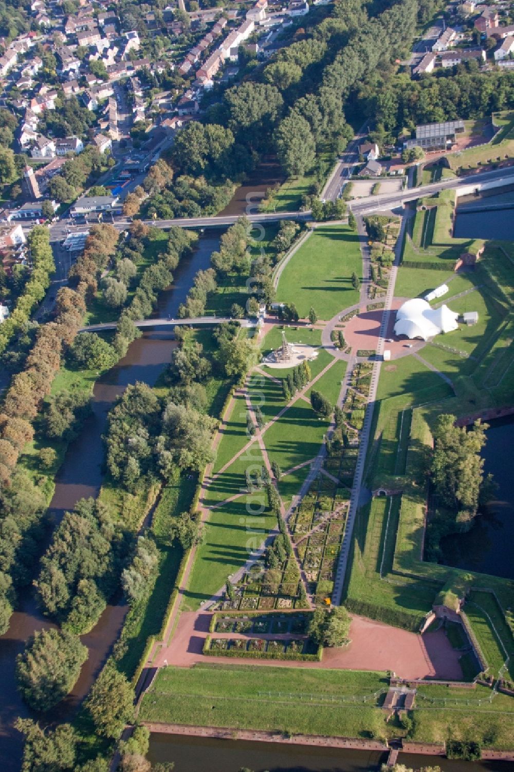 Jülich from the bird's eye view: Park of Pulvermagazin Juelich / Brueckenkopfpark in Juelich in the state North Rhine-Westphalia, Germany