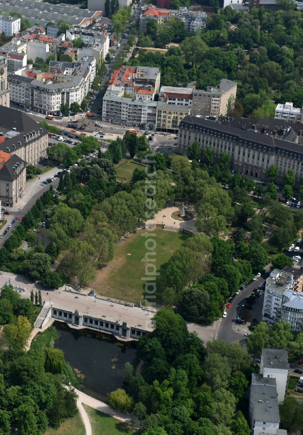 Aerial photograph Berlin - Park of Rudolph-Wilde-Park with the Hirschbrunnen and Carl-Zuckmayer-Bruecke in the district Schoeneberg in Berlin, Germany