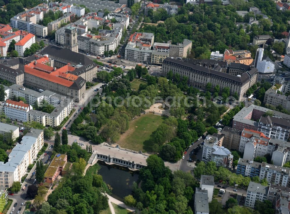 Berlin from above - Park of Rudolph-Wilde-Park with the Hirschbrunnen and Carl-Zuckmayer-Bruecke in the district Schoeneberg in Berlin, Germany