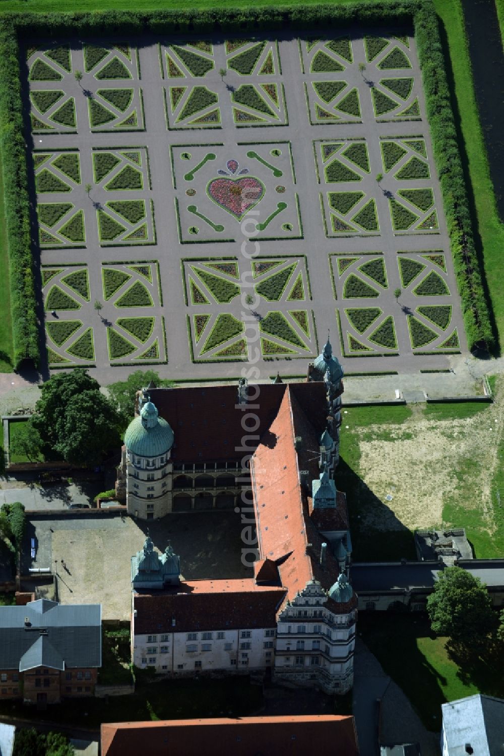 Aerial photograph Güstrow - Park of the Schlossgarten in Guestrow in the state Mecklenburg - Western Pomerania