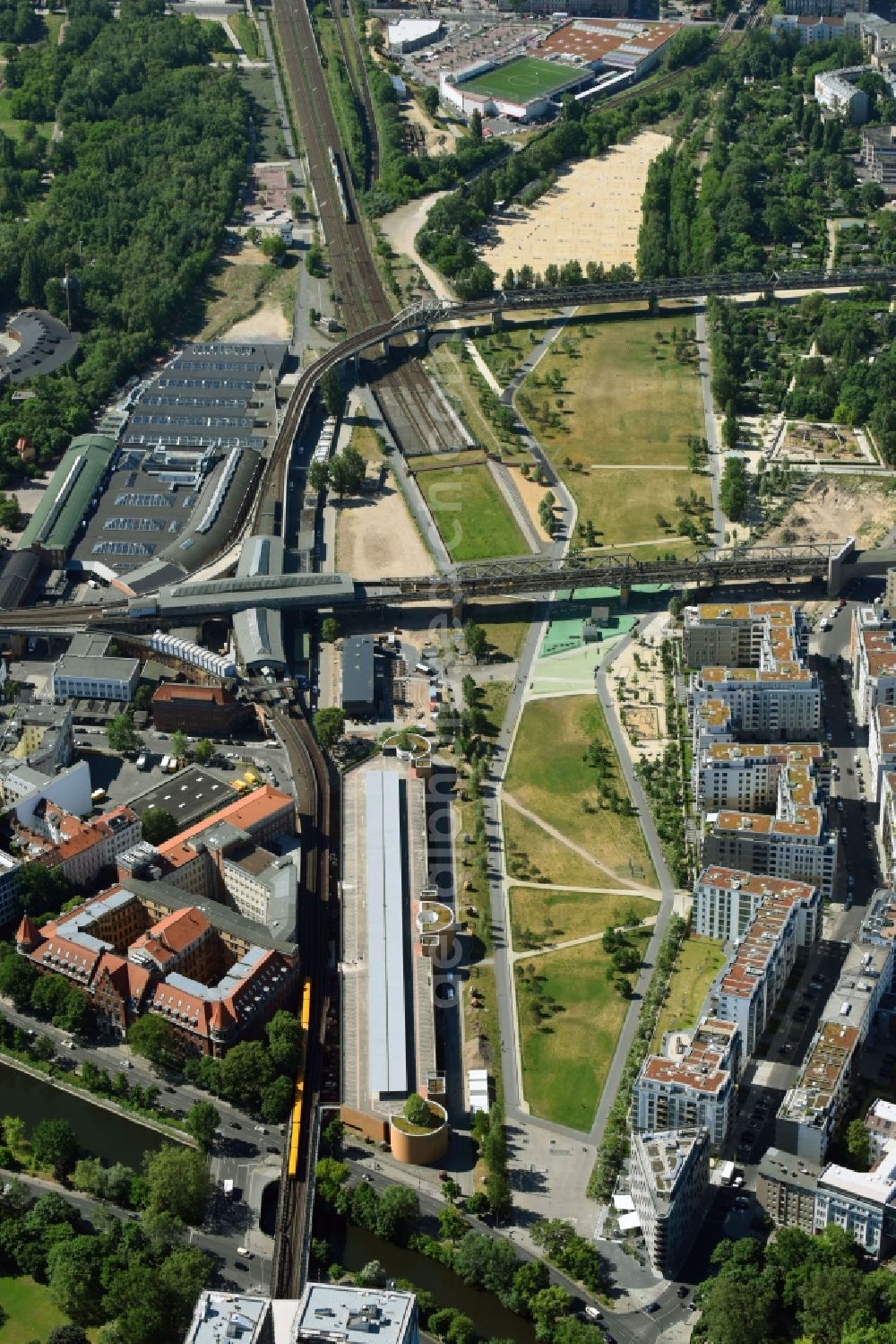 Berlin from the bird's eye view: Park of of Schoeneberger Wiese on U-Bahnhof Gleisdreieck in Berlin, Germany