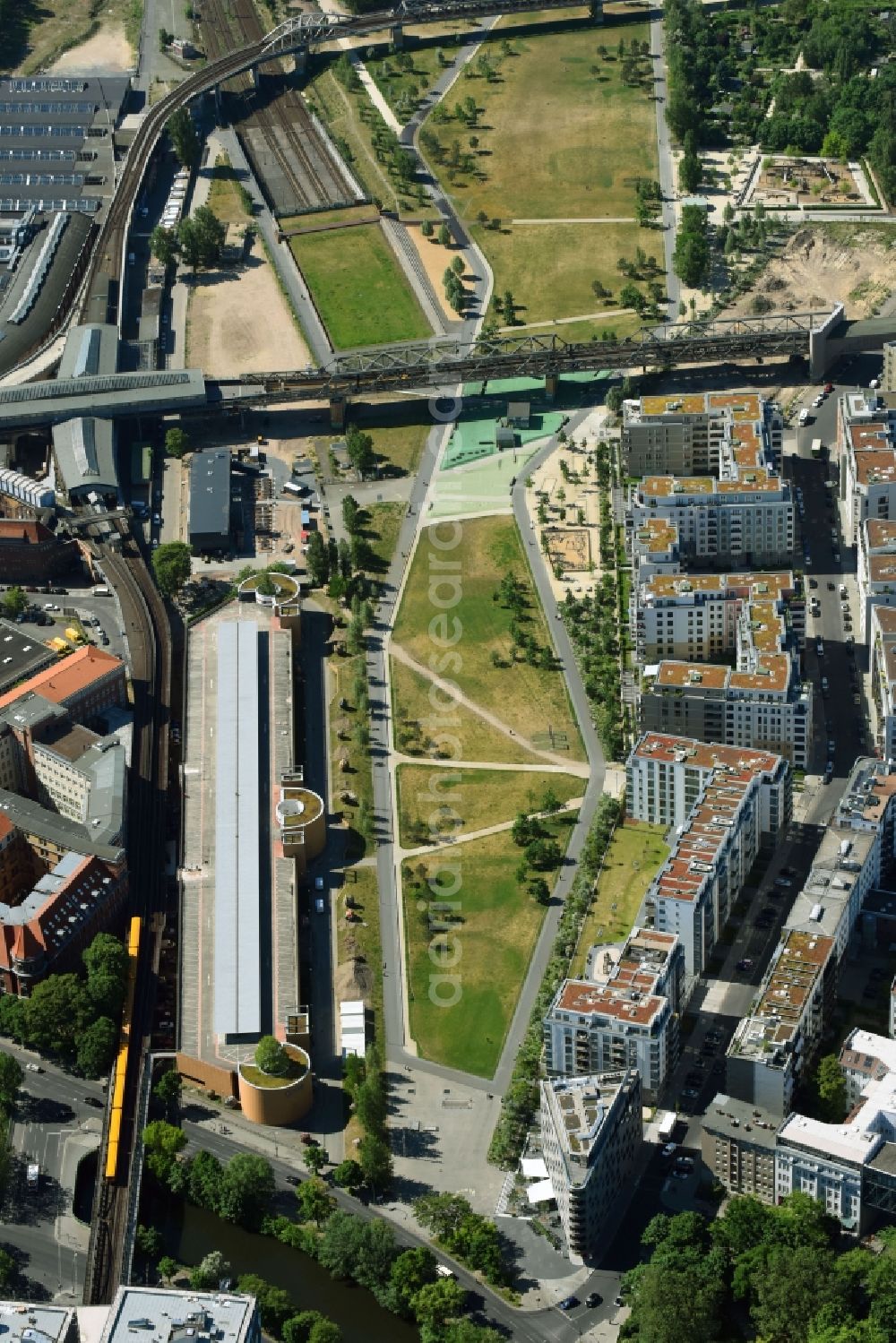 Aerial image Berlin - Park of of Schoeneberger Wiese on U-Bahnhof Gleisdreieck in Berlin, Germany