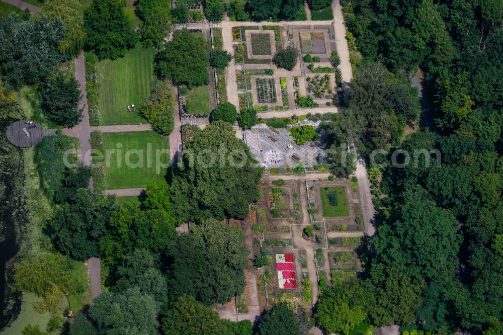 Braunschweig from above - Park of Schul- and Buergergarten on street Doweseeweg in the district Siegfriedviertel in Brunswick in the state Lower Saxony, Germany