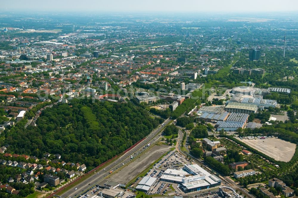 Dortmund from the bird's eye view: Park of Suedwestfriedhof beneath the motorway A40 aswell as surrounding residential areas in Dortmund in the state North Rhine-Westphalia