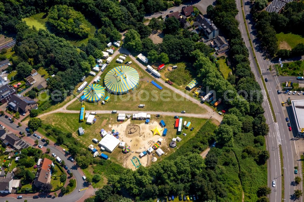 Aerial photograph Bottrop - Park with playground with sandy areas Ferienzirkus in Bottrop in the state North Rhine-Westphalia