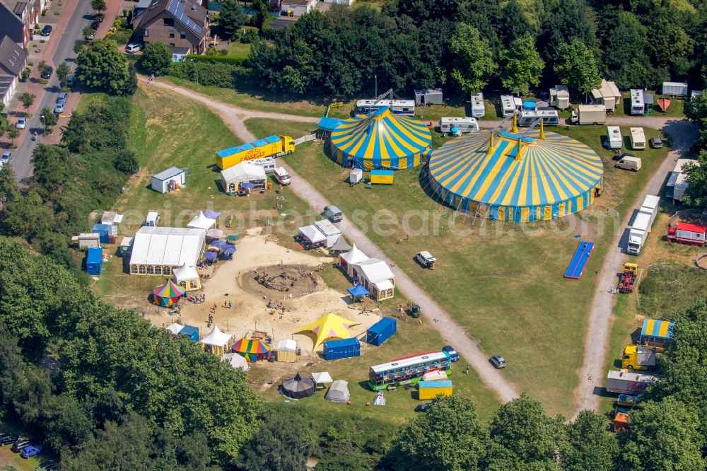 Bottrop from above - Park with playground with sandy areas Ferienzirkus in Bottrop in the state North Rhine-Westphalia