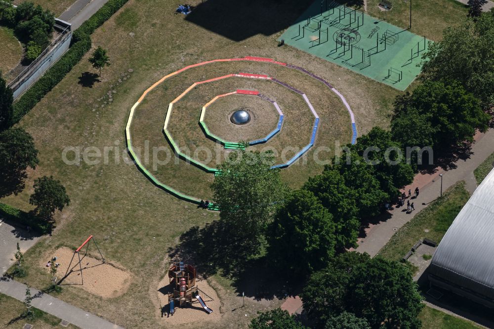 Aerial image Bremen - Park with playground with sandy areas on Kaiserslauterner Strasse in the district Tenever in Bremen, Germany