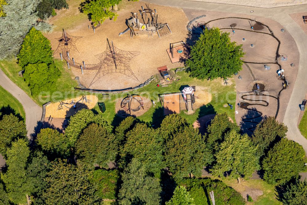 Aerial image Velbert - Park with playground with sandy areas of the water playground in Herminghauspark in Herminghauspark in Velbert in the state North Rhine-Westphalia, Germany