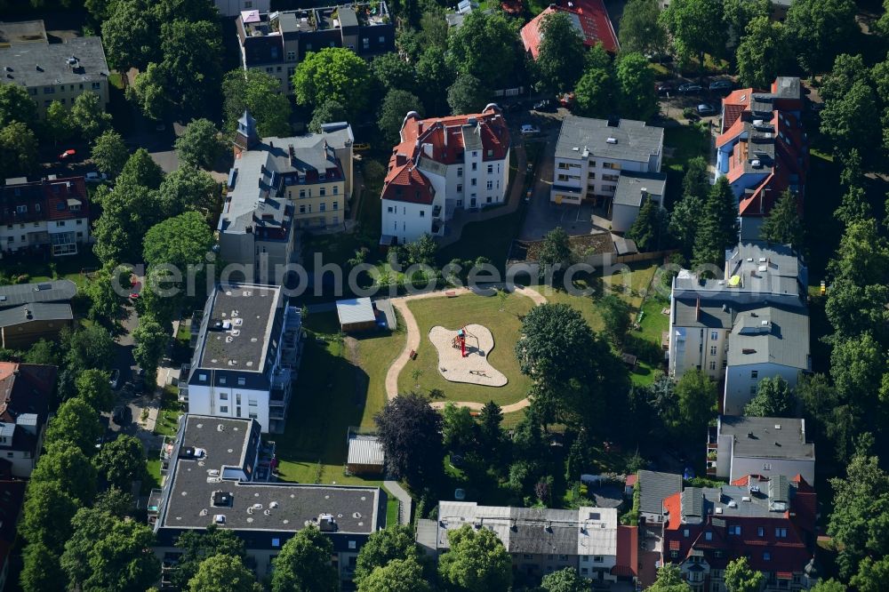 Aerial image Berlin - Park with playground with sandy areas between den Mehrfamilienhaeusern on Frobenstrasse - Luisenstrasse in the district Lankwitz in Berlin, Germany