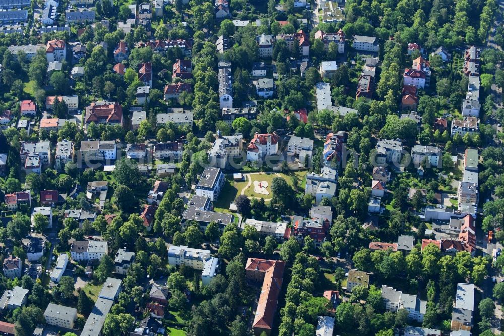 Berlin from above - Park with playground with sandy areas between den Mehrfamilienhaeusern on Frobenstrasse - Luisenstrasse in the district Lankwitz in Berlin, Germany