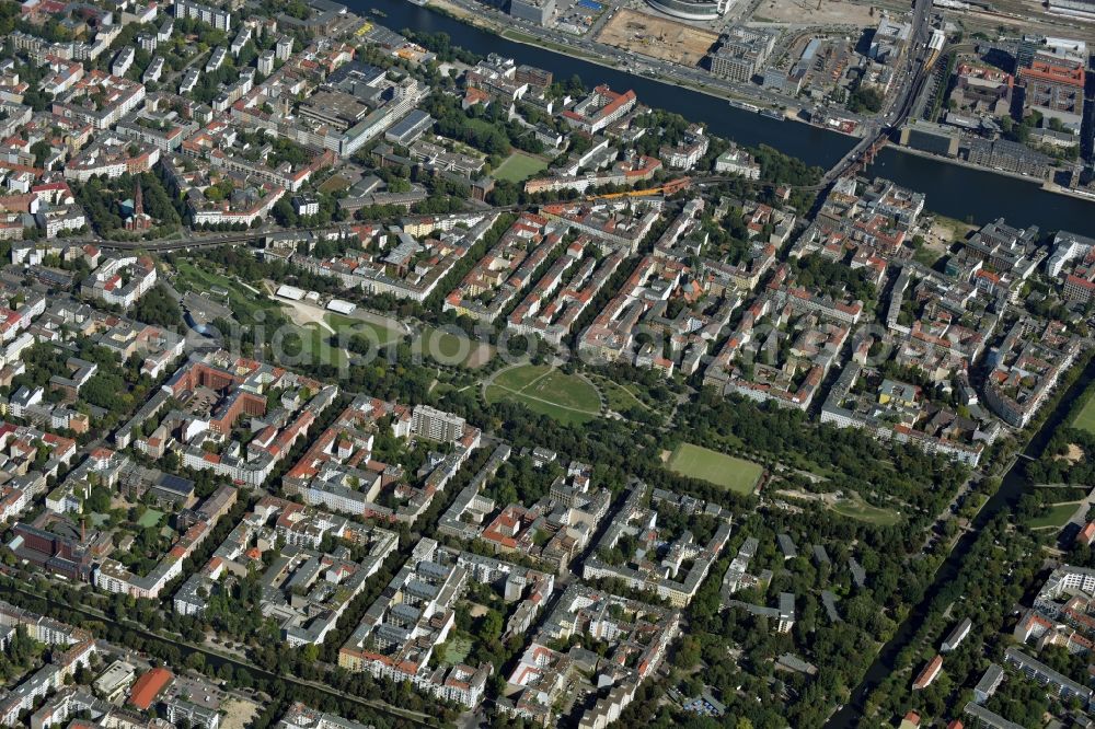 Aerial image Berlin - The Goerlitzer Park on the site of the railway facilities of the old Goerlitzer station in Berlin Kreuzberg