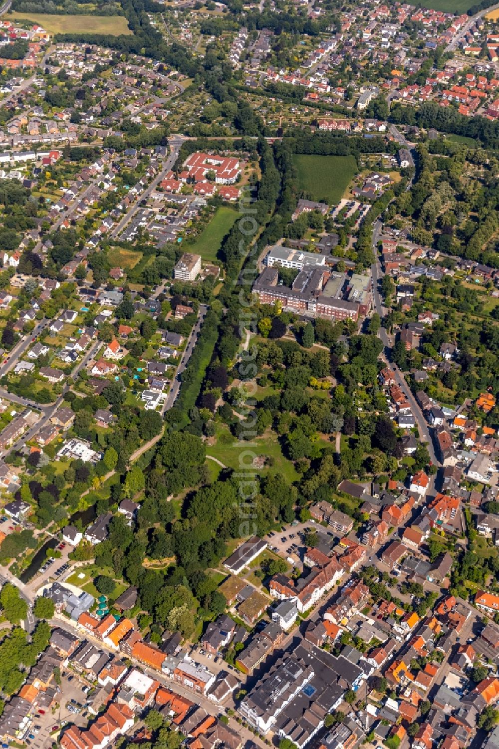 Aerial photograph Ahlen - Park of of Stadtpark and das St. Franziskus-Hospital Ahlen on Robert-Koch-Strasse in Ahlen in the state North Rhine-Westphalia, Germany