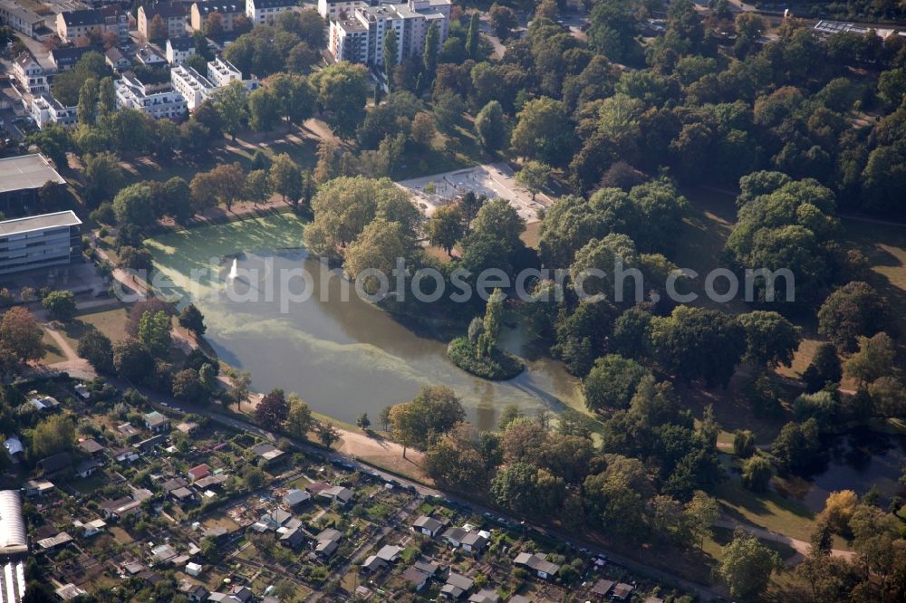 Frankfurt am Main from the bird's eye view: Park with pond in the district Hoechst in Frankfurt am Main in the state Hesse