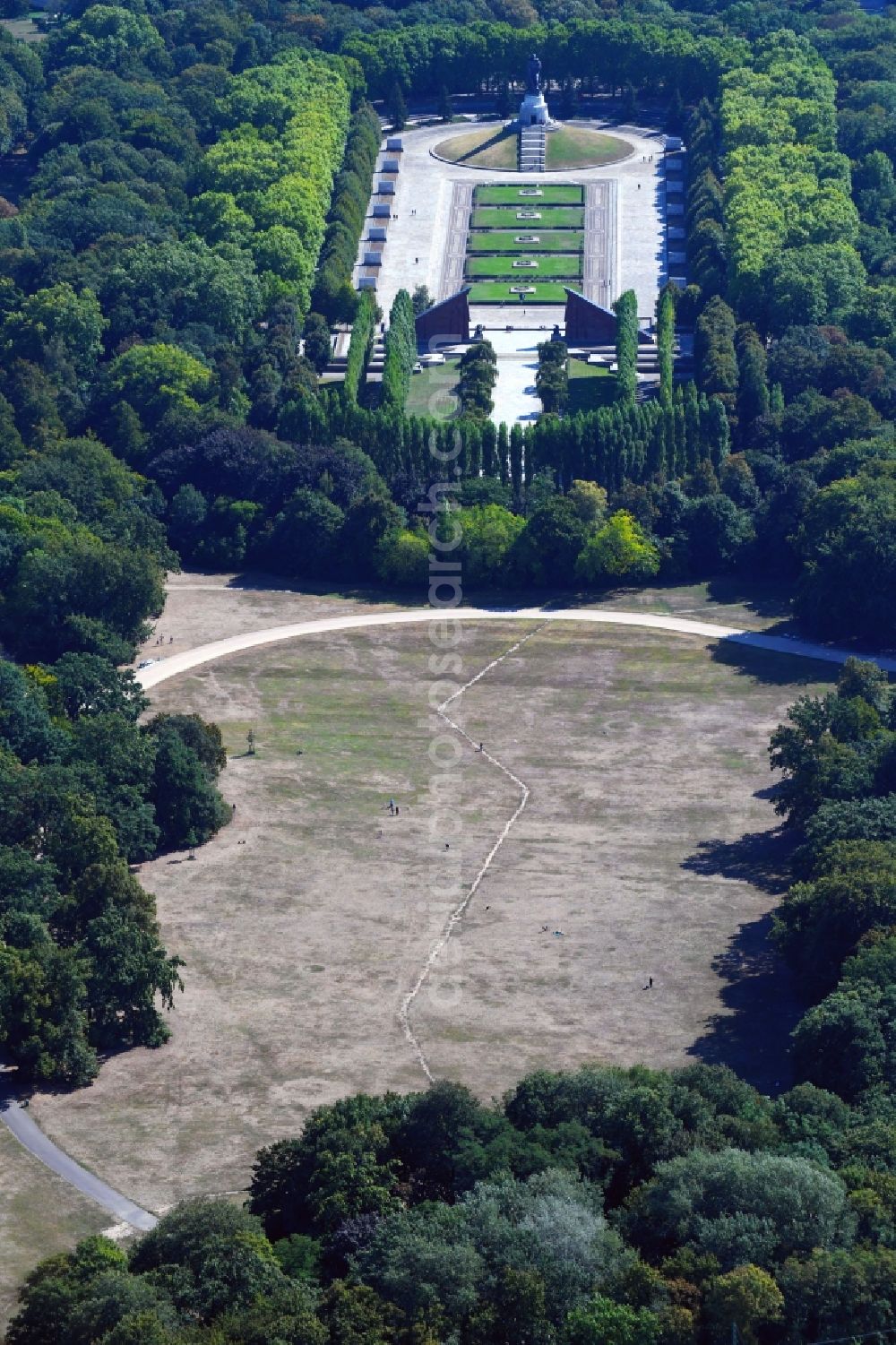 Berlin from the bird's eye view: Park of Treptower Park in Alt-Treptow in the district Treptow in Berlin, Germany