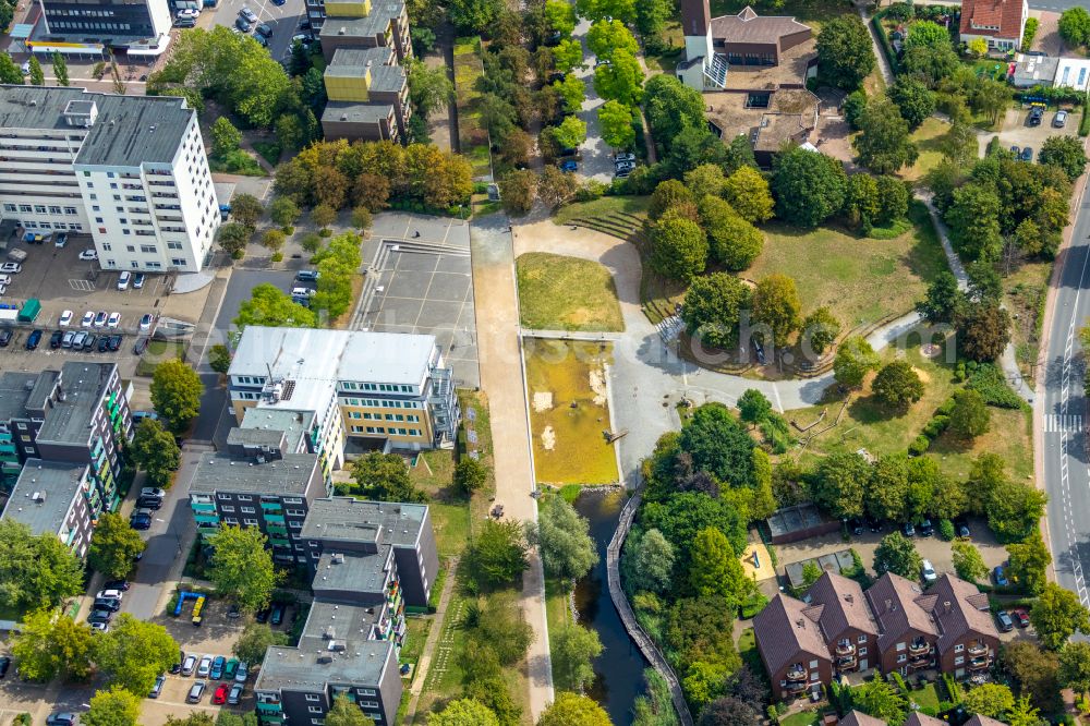 Bergkamen from the bird's eye view: Park of Wasserpark Bergkamen on street Louise-Schroeder-Strasse in the district Weddinghofen in Bergkamen at Ruhrgebiet in the state North Rhine-Westphalia, Germany