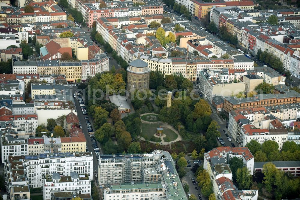 Aerial photograph Berlin - Park with the industrial monument Wasserturm Knaackstrasse - Diedenhoferstrasse - Kolmarer Strasse in Prenzlauer Berg in Berlin