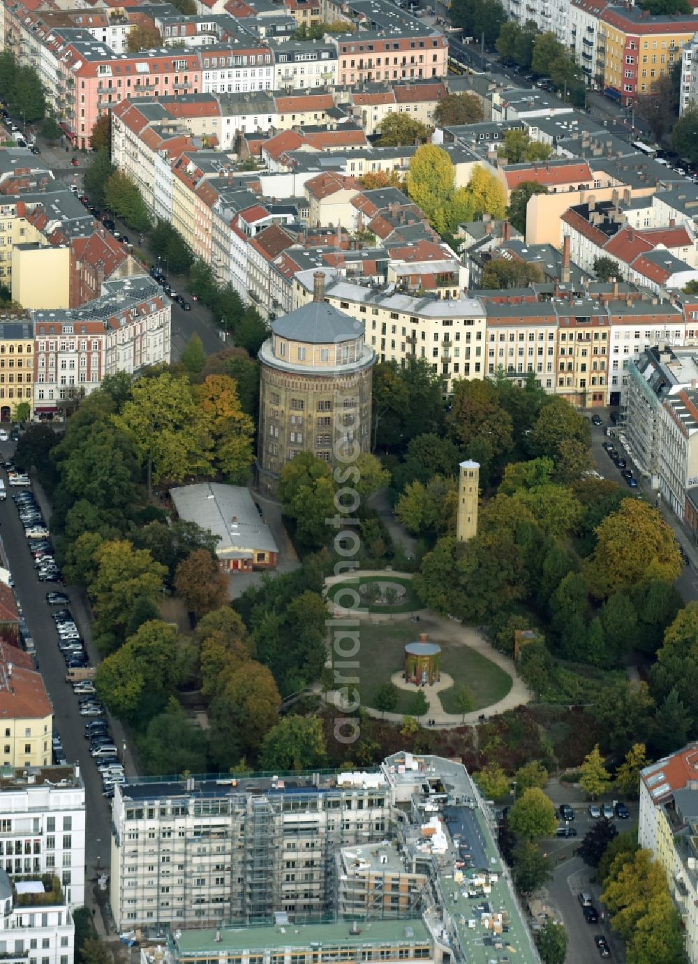 Berlin from above - Park with the industrial monument Wasserturm Knaackstrasse - Diedenhoferstrasse - Kolmarer Strasse in Prenzlauer Berg in Berlin