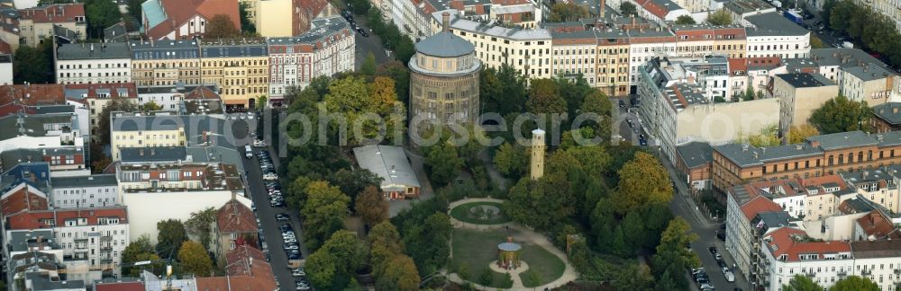 Berlin from the bird's eye view: Park with the industrial monument Wasserturm Knaackstrasse - Diedenhoferstrasse - Kolmarer Strasse in Prenzlauer Berg in Berlin