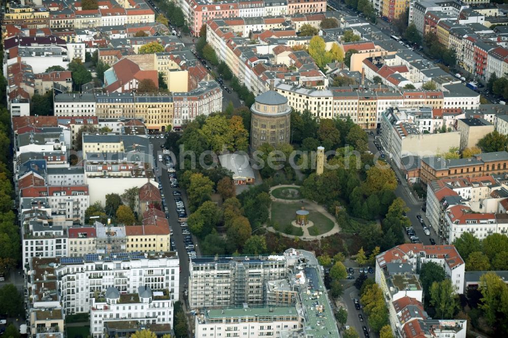 Aerial image Berlin - Park with the industrial monument Wasserturm Knaackstrasse - Diedenhoferstrasse - Kolmarer Strasse in Prenzlauer Berg in Berlin