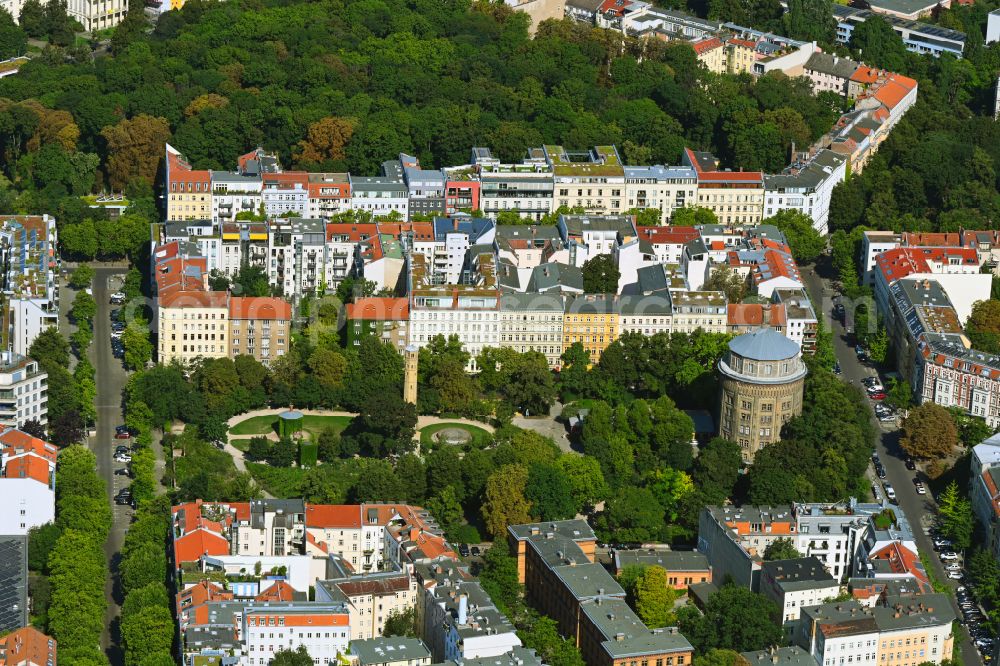 Berlin from the bird's eye view: Park with the industrial monument Wasserturm Knaackstrasse - Diedenhoferstrasse - Kolmarer Strasse in Prenzlauer Berg in Berlin