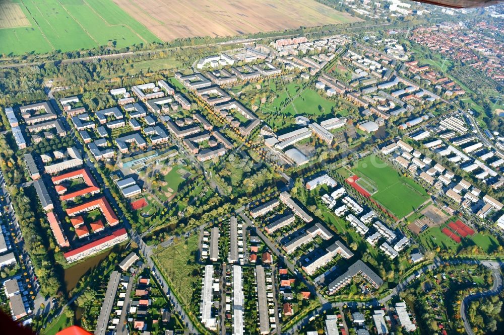 Hamburg from above - Park of in the residential area Konrad-Veix-Stieg - Walter-Rothenburg-Weg in the district Neu Allermoehe in Hamburg, Germany