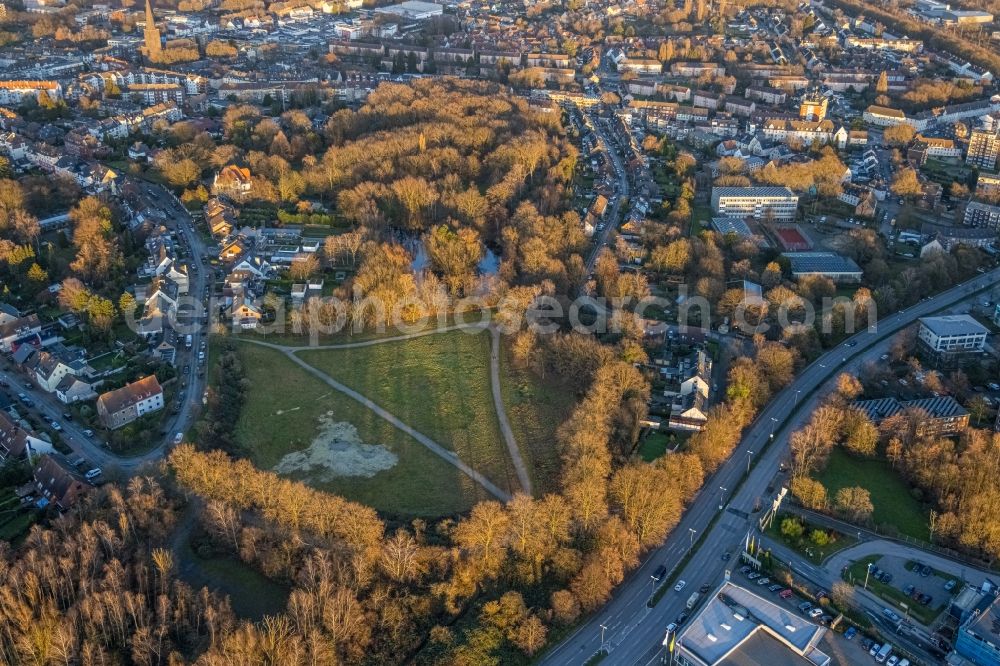 Bottrop from the bird's eye view: Park of between Suedring and Bogenstrasse in the district Stadtmitte in Bottrop at Ruhrgebiet in the state North Rhine-Westphalia, Germany