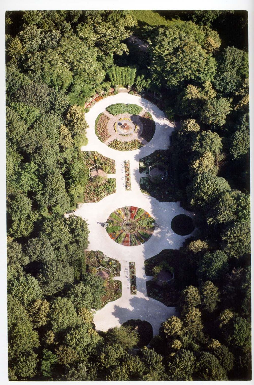 Berlin-Tiergarten from above - Parkanlagen im Berliner Tiergarten.