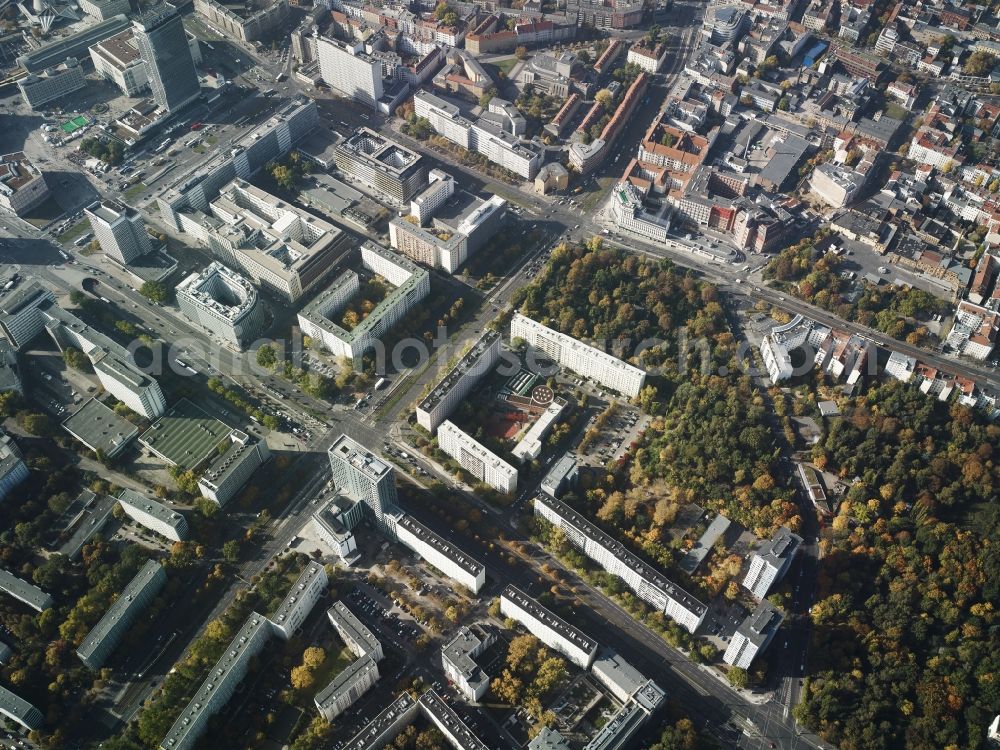 Aerial photograph Berlin - Park areas in the South of the Prenzlauer Berg part of the district of Pankow in Berlin. Several hotels are located on Moll Street which is the origin of the Prenzlauer Allee and the Otto-Braun-Street which run to the North East of the city and enclose the wooded area of Leisepark