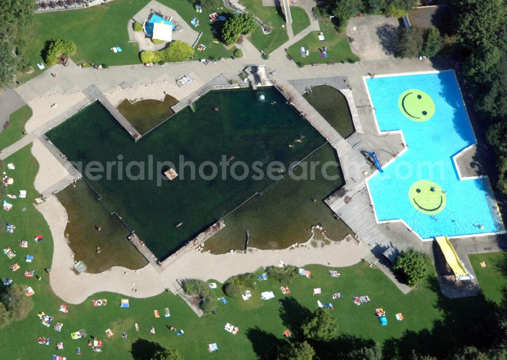 Aerial photograph Wadgassen - Das Parkbad an der Lindenstraße in Wadgassen ist mit einem chlorfreien Naturwasserbecken mit einer Fläche von 4500 Quadratmetern das größte Naturwasser-Bad im Saarland. Daneben gibt es ein seperates Nichtschwimmerbecken, sowie ein Planschbecken für Kinder. Swimming bath Parkbad at Lindenstrasse in Wadgassen with its chlorine-free nature water basin with a size of 4500 square metres is the biggest nature water bath of the Saarland. Aside from that is a seperate non-swimmer´s pool, as well as paddling pool for children.