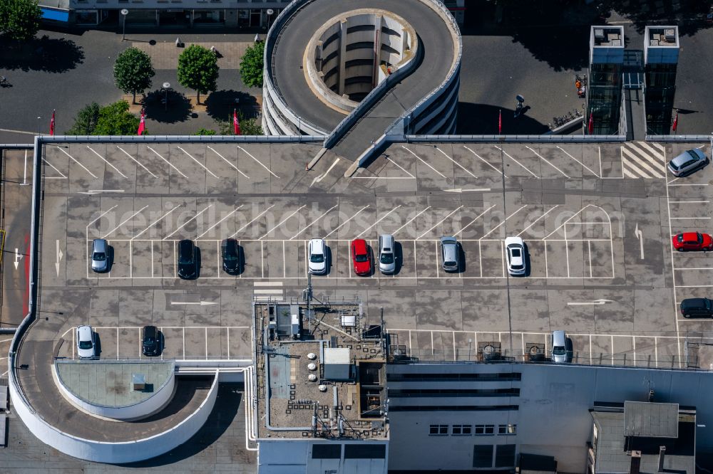 Braunschweig from the bird's eye view: Parking deck on the building of Einkaufszentrum GALERIA Braunschweig in Brunswick in the state Lower Saxony, Germany