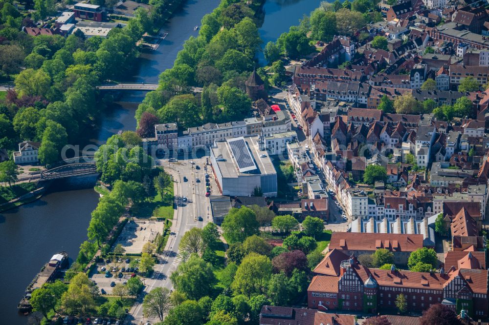 Aerial image Lübeck - Parking deck on the building of the downtown parking garage City Parkhaus Huexstrasse in Luebeck in the state Schleswig-Holstein, Germany