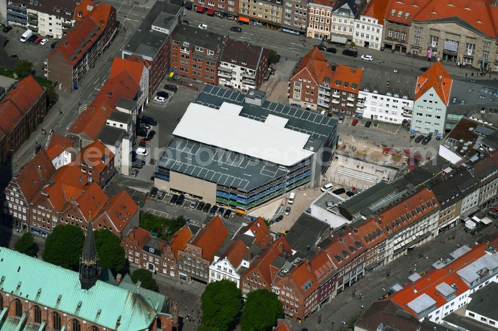 Lübeck from above - Parking deck on the building of the car park Fuenfhausen - Beckergrube - Mengstrasse in the district Innenstadt in Luebeck in the state Schleswig-Holstein, Germany