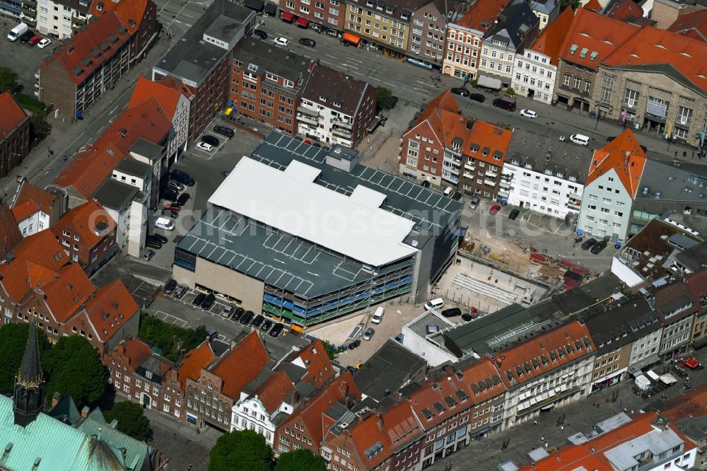 Lübeck from the bird's eye view: Parking deck on the building of the car park Fuenfhausen - Beckergrube - Mengstrasse in the district Innenstadt in Luebeck in the state Schleswig-Holstein, Germany