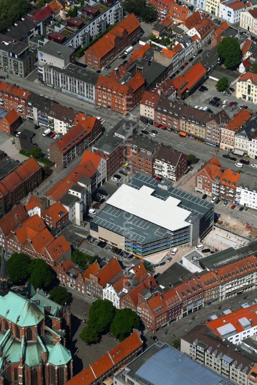 Aerial photograph Lübeck - Parking deck on the building of the car park Fuenfhausen - Beckergrube - Mengstrasse in the district Innenstadt in Luebeck in the state Schleswig-Holstein, Germany