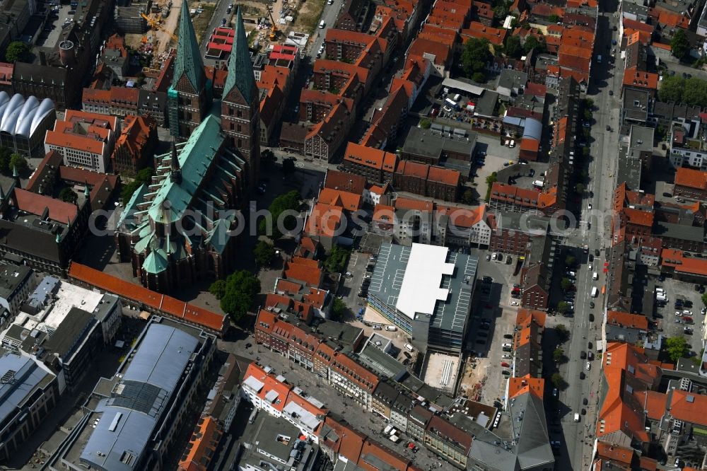 Lübeck from the bird's eye view: Parking deck on the building of the car park Fuenfhausen - Beckergrube - Mengstrasse in the district Innenstadt in Luebeck in the state Schleswig-Holstein, Germany