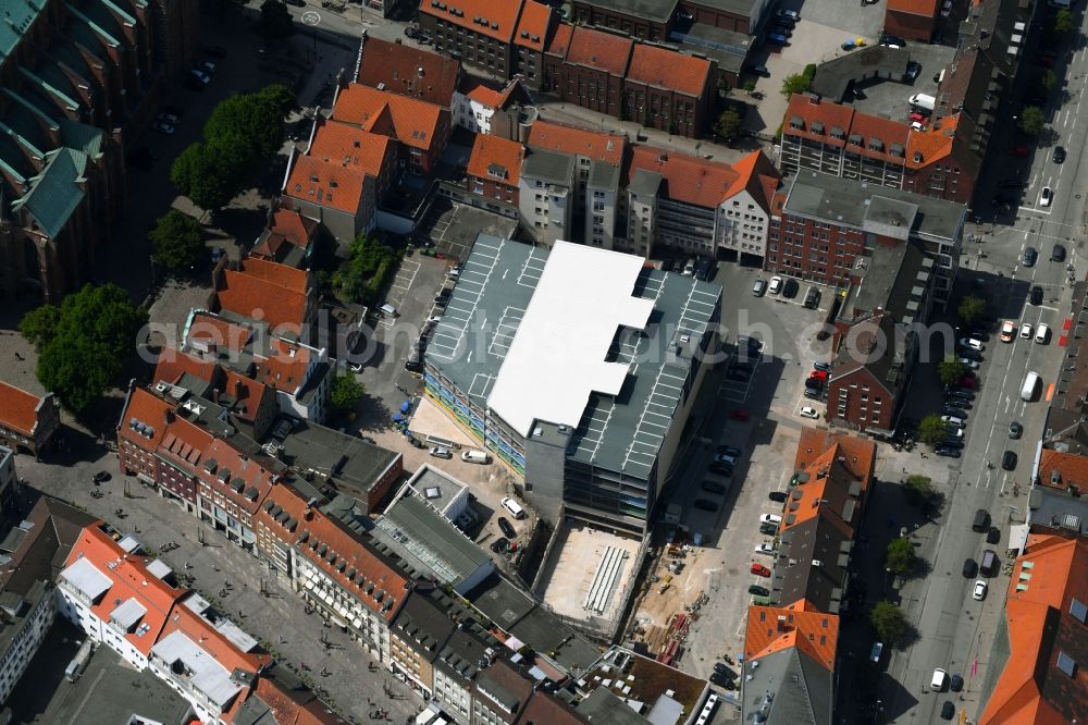 Aerial image Lübeck - Parking deck on the building of the car park Fuenfhausen - Beckergrube - Mengstrasse in the district Innenstadt in Luebeck in the state Schleswig-Holstein, Germany