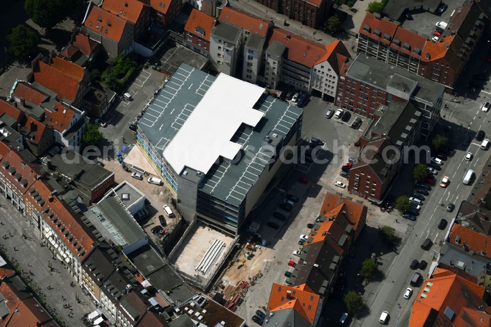 Aerial photograph Lübeck - Parking deck on the building of the car park Fuenfhausen - Beckergrube - Mengstrasse in the district Innenstadt in Luebeck in the state Schleswig-Holstein, Germany