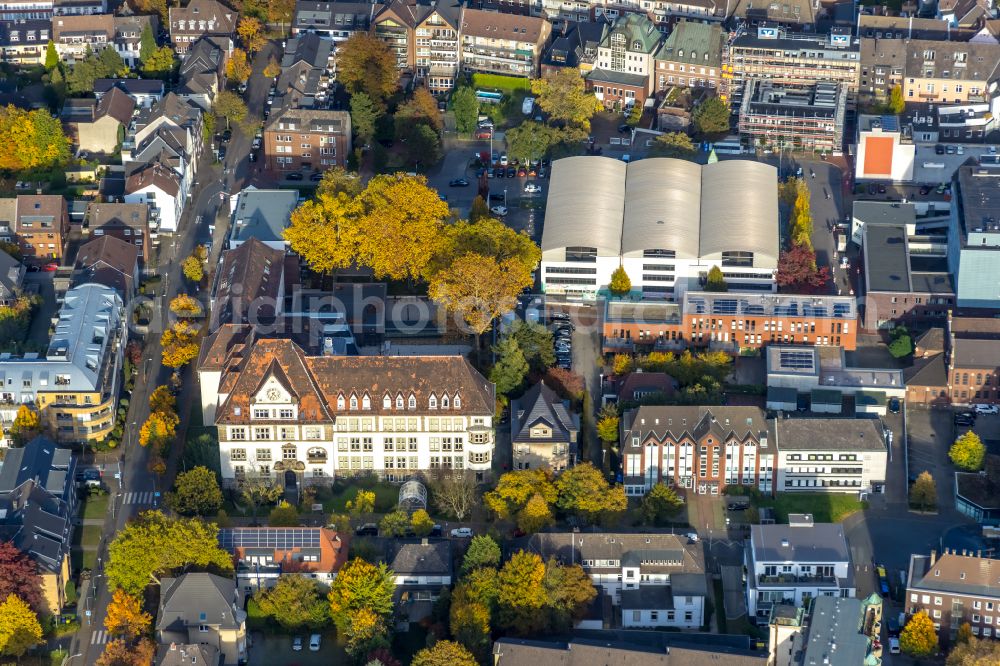 Aerial image Bottrop - Parking deck on the building of the car park on Kulturzentrum August Everding on street Blumenstrasse - Boeckenhoffstrasse in Bottrop at Ruhrgebiet in the state North Rhine-Westphalia, Germany