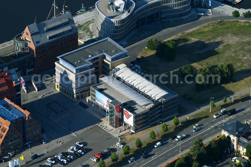 Rostock from the bird's eye view: Parking deck on the building of the car park Parkhaus on Stadthafen Am Strande in Rostock in the state Mecklenburg - Western Pomerania, Germany