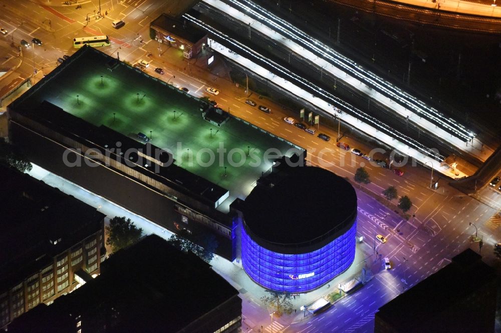 Aerial image Hamburg - Purple - pink night lighting from the parking deck to the building of the parking garage SATURN in Moenckebergstrasse in Hamburg