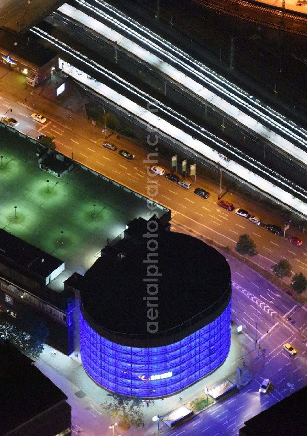 Aerial photograph Hamburg - Purple - pink night lighting from the parking deck to the building of the parking garage SATURN in Moenckebergstrasse in Hamburg