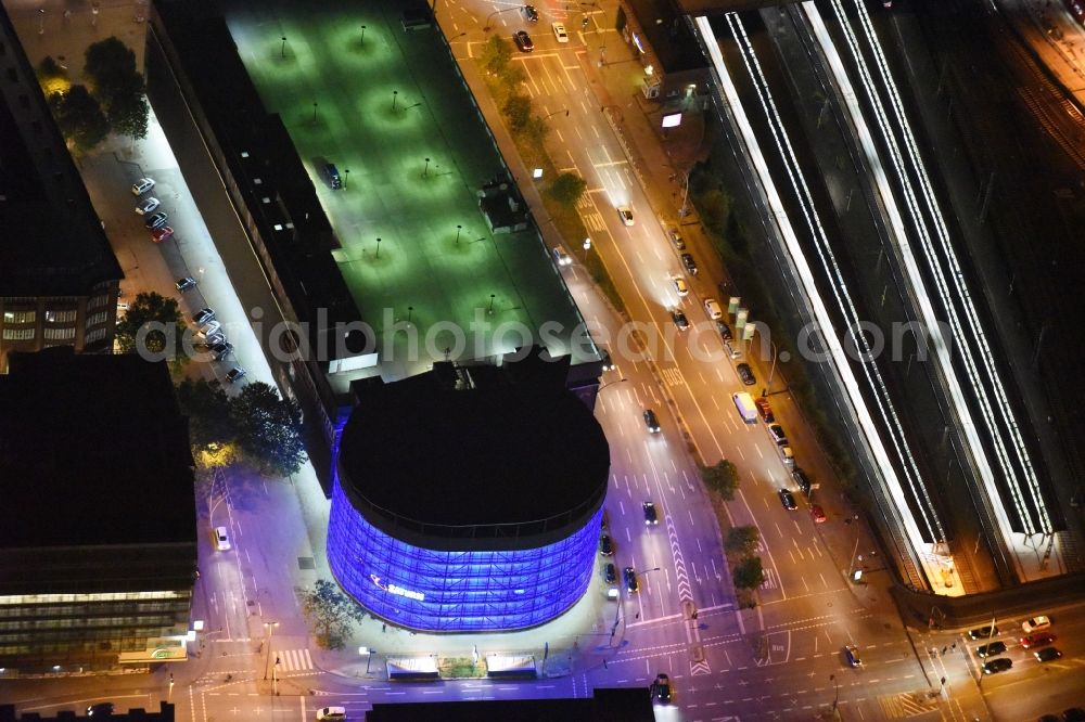 Hamburg from the bird's eye view: Purple - pink night lighting from the parking deck to the building of the parking garage SATURN in Moenckebergstrasse in Hamburg