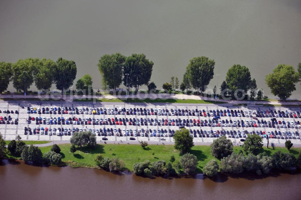 Aerial photograph Nürnberg - Blick auf die Parkflächen an der Große Straße in Nürnberg anläßlich des alljährlichen Volksfestes / Rummel auf dem Freigelände am Dutzendteich am ehemaligen Reichsparteitagsgelände. View of the parking areas on the Great Road in Nuremberg on the occasion of the annual folk festival / fair in the open area at the dozen pond at the former Nazi Party Rally Grounds.