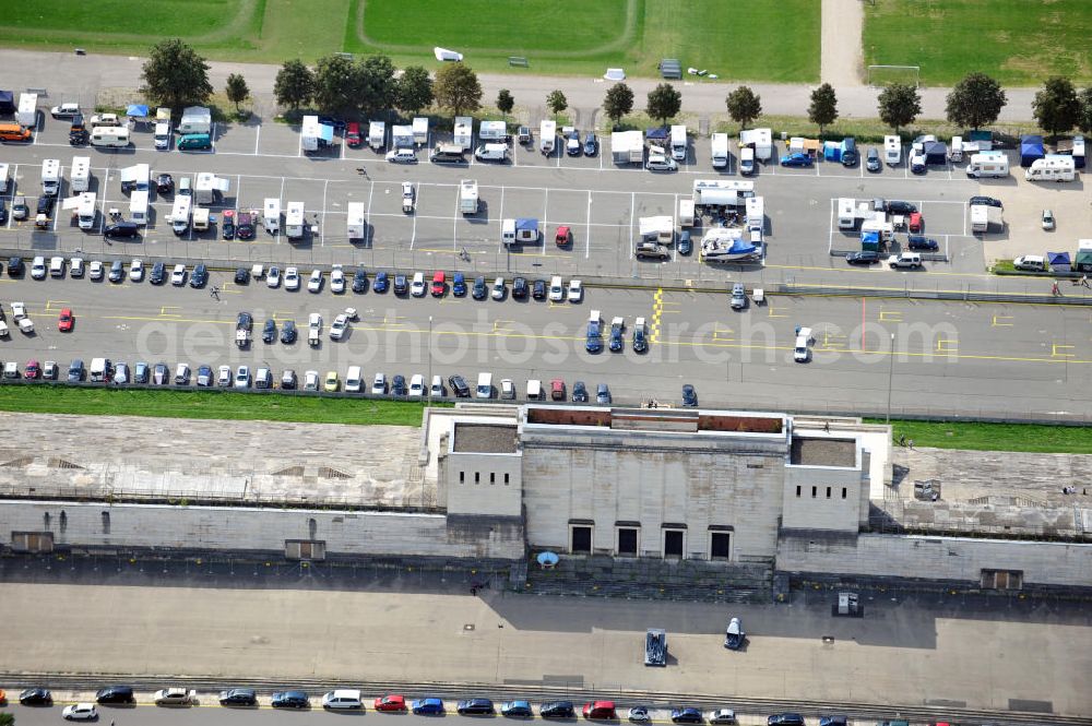 Aerial image Nürnberg - Blick auf die Parkflächen an der Große Straße in Nürnberg anläßlich des alljährlichen Volksfestes / Rummel auf dem Freigelände am Dutzendteich am ehemaligen Reichsparteitagsgelände. View of the parking areas on the Great Road in Nuremberg on the occasion of the annual folk festival / fair in the open area at the dozen pond at the former Nazi Party Rally Grounds.