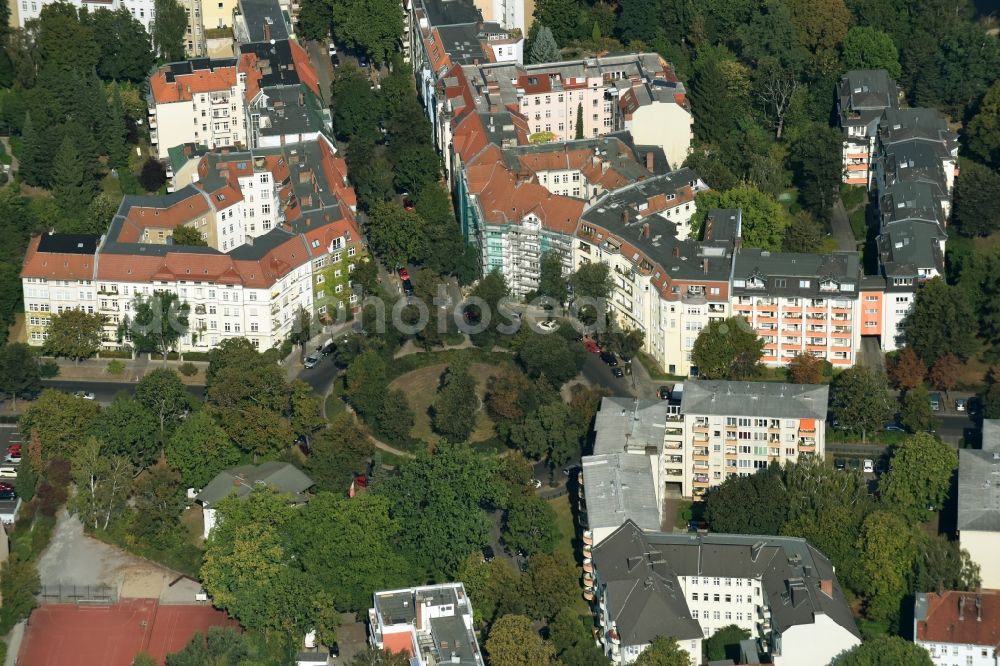 Aerial photograph Berlin - Park and residential area around Friedensplatz square in the Tempelhof part of Berlin