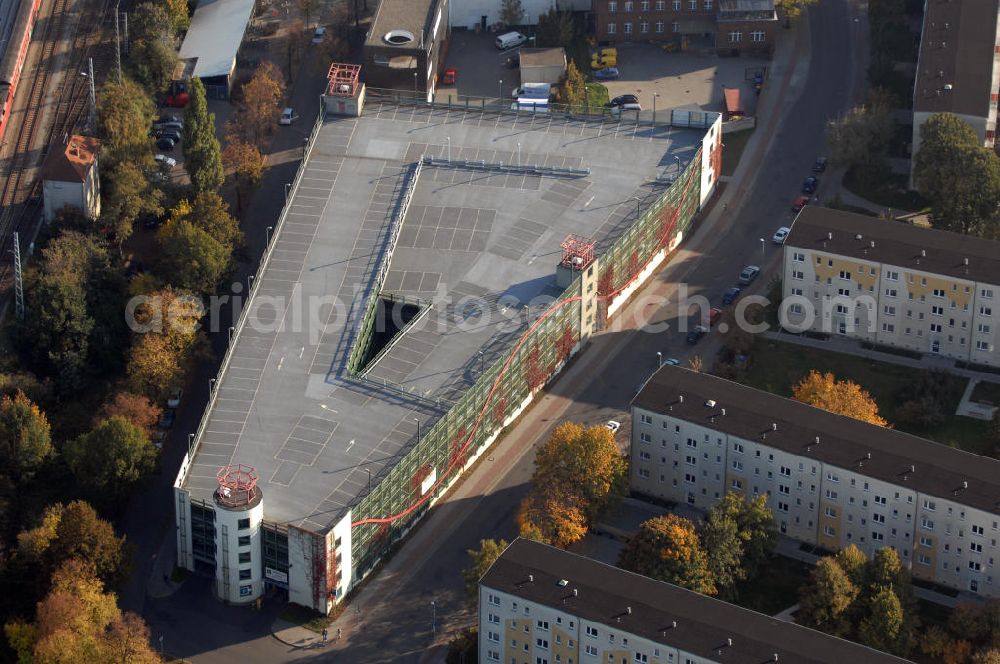 Hennigsdorf from the bird's eye view: Ein Parkhaus am S- Bahnhof Hennigsdorf und an der Stauffenbergstraße.