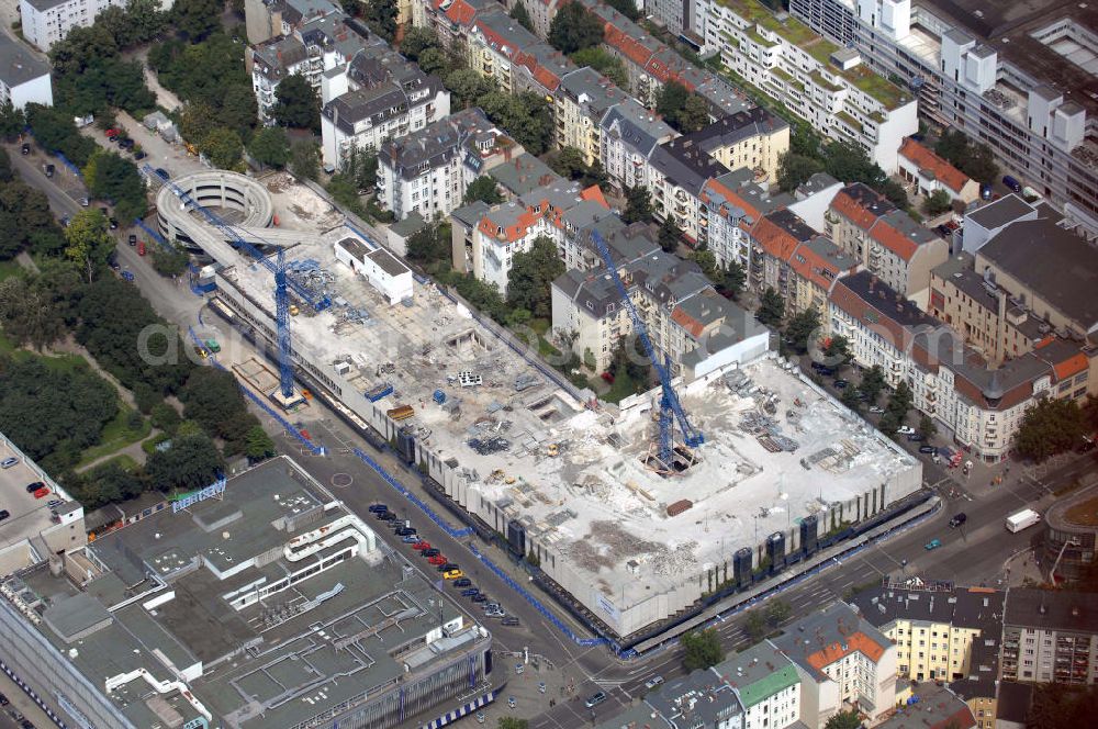 Aerial photograph Berlin - Blick auf die Baustelle des Parkhaus über dem Karstadt Warenhaus an der Schloßstraße in Berlin-Steglitz. Das Gebäude, das dem 1852 entstandenen Wertheim-Konzern angehört, wird derzeit renoviert, die Neueröffnung steht im kommendem Jahr an. Im Bild die wendeltreppenartige Garagenzufahrt. Bauherr, des zukünftig hochmodernen Centers, ist die Multi Development Germany GmbH. Kontakt: Multi Development Germany GmbH, Tectrum, Bismarckstr. 120, 47057 Duisburg, Tel.: 0203-66895012 / Architekt: ORTNER & ORTNER, Leibnizstr. 60, 10629 Berlin, Tel.: 030-2848860 / Karstadt: hotline@karstadt.de, Postfach 360533, 10975 Berlin.