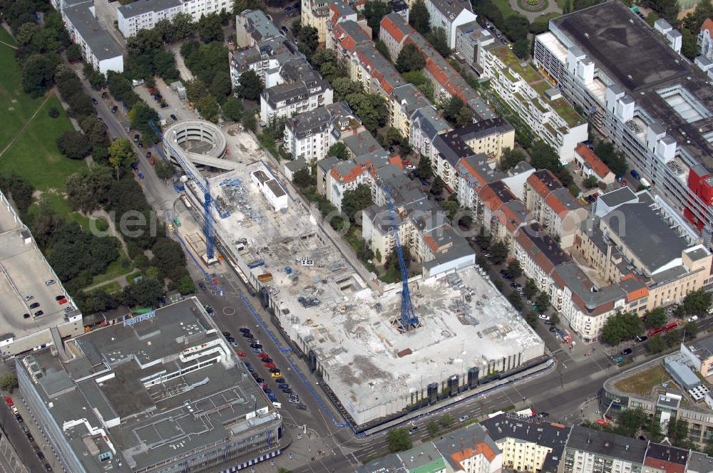 Berlin from above - Blick auf die Baustelle des Parkhaus über dem Karstadt Warenhaus an der Schloßstraße in Berlin-Steglitz. Das Gebäude, das dem 1852 entstandenen Wertheim-Konzern angehört, wird derzeit renoviert, die Neueröffnung steht im kommendem Jahr an. Im Bild die wendeltreppenartige Garagenzufahrt. Bauherr, des zukünftig hochmodernen Centers, ist die Multi Development Germany GmbH. Kontakt: Multi Development Germany GmbH, Tectrum, Bismarckstr. 120, 47057 Duisburg, Tel.: 0203-66895012 / Architekt: ORTNER & ORTNER, Leibnizstr. 60, 10629 Berlin, Tel.: 030-2848860 / Karstadt: hotline@karstadt.de, Postfach 360533, 10975 Berlin.