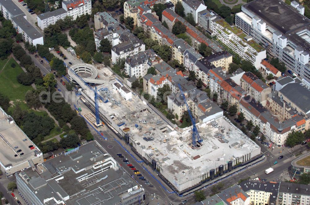 Berlin from the bird's eye view: Blick auf die Baustelle des Parkhaus über dem Karstadt Warenhaus an der Schloßstraße in Berlin-Steglitz. Das Gebäude, das dem 1852 entstandenen Wertheim-Konzern angehört, wird derzeit renoviert, die Neueröffnung steht im kommendem Jahr an. Im Bild die wendeltreppenartige Garagenzufahrt. Bauherr, des zukünftig hochmodernen Centers, ist die Multi Development Germany GmbH. Kontakt: Multi Development Germany GmbH, Tectrum, Bismarckstr. 120, 47057 Duisburg, Tel.: 0203-66895012 / Architekt: ORTNER & ORTNER, Leibnizstr. 60, 10629 Berlin, Tel.: 030-2848860 / Karstadt: hotline@karstadt.de, Postfach 360533, 10975 Berlin.